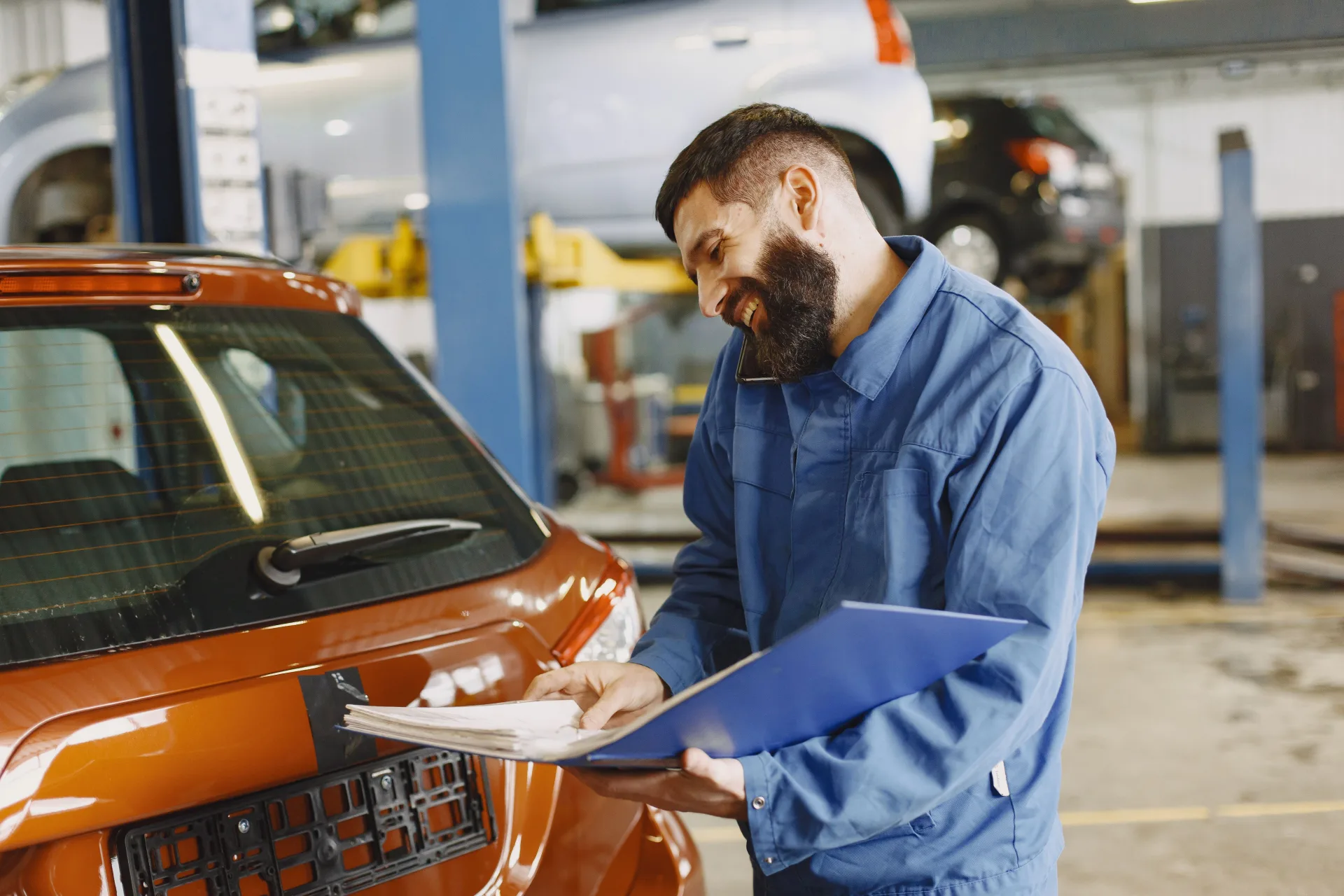 Expert effectuant le diagnostic d'un vehicule au garage